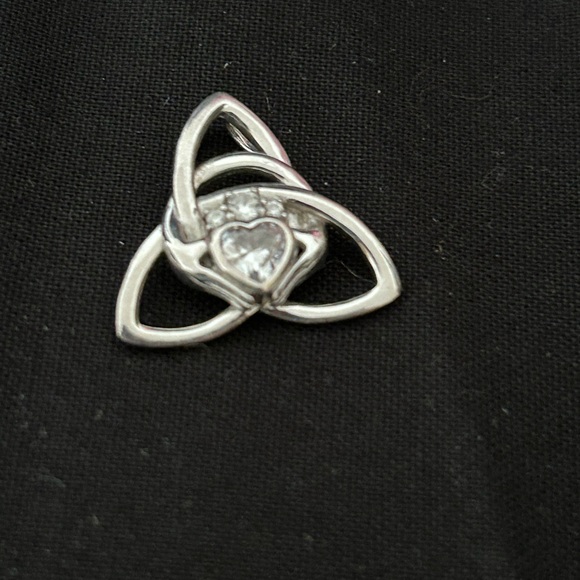 Elegant Silver Celtic Lovers Claddaugh Knot Pendant - Picture 4 of 4